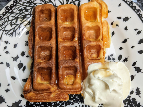 Almond Keto waffle and cream