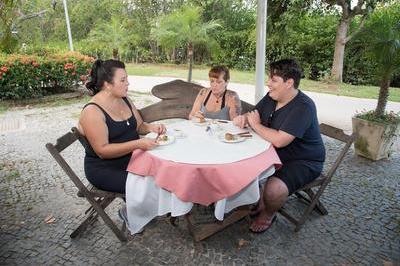 World_Obesity_Image_Bank_Family_at_table.jpg