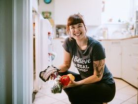 woman_holding_food.jpg