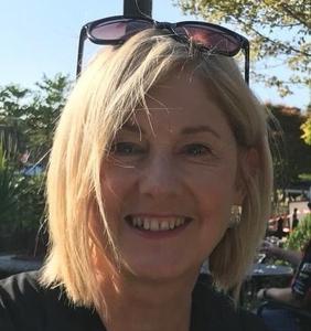Linda Hindle Headshot.jpg