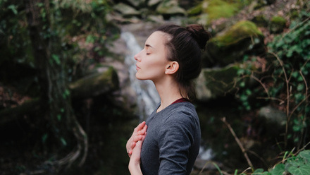 Woman_looking_thoughtful